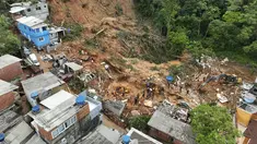 Petugas penyelamat mencari mayat setelah tanah longsor yang dipicu oleh hujan lebat di dekat pantai Barra do Sahy di kota pesisir Sao Sebastiao, Brasil, Rabu, 22 Februari 2023. Bencana banjir dan tanah longsor menyebabkan sedikitnya 48 orang tewas. (AP Photo/Andre Penner)