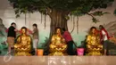 Warga Tionghoa melakukan ritual memandikan patung dewa-dewi di Vihara Amurva Bhumi, Jakarta, Jumat (20/1). Kegiatan tersebut sebagai bagian menyambut Tahun Baru Imlek 2568 yang akan jatuh pada 28 Januari 2017. (Liputan6.com/Gempur M Surya)