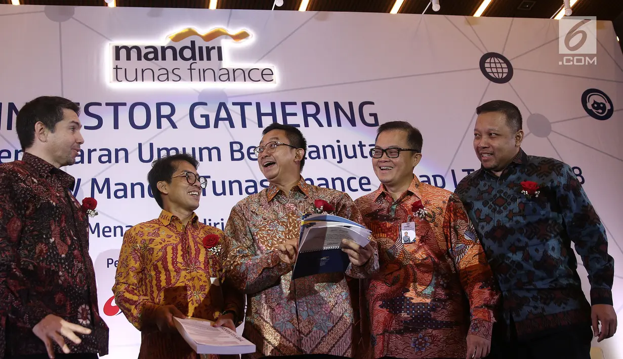 Dirut PT Mandiri Tunas Finance Arya Suprihadi berbincang dengan Direktur PT Mandiri Tunas Finance Armendra dan Direktur PT Mandiri Tunas Finance Harjanto Tjitohardjojo usai Investor Gathering di Jakarta, Kamis (29/11). (Liputan6.com/Herman Zakharia)