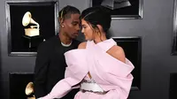 Kylie Jenner dampingi Travis Scott di red carpet Grammy Awards 2019.  (Jon Kopaloff / GETTY IMAGES NORTH AMERICA / AFP)