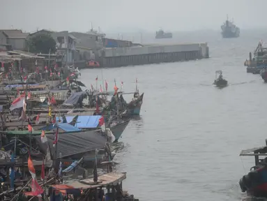 Perahu nelayan tradisional bersandar di dermaga Kampung Nelayan Cilincing, Jakarta, Kamis (2/9/2021).  Jumlah nelayan di Indonesia terus menurun, pada April 2020 jumlahnya mencapai 2,15 juta orang. (merdeka.com/Imam Buhori)