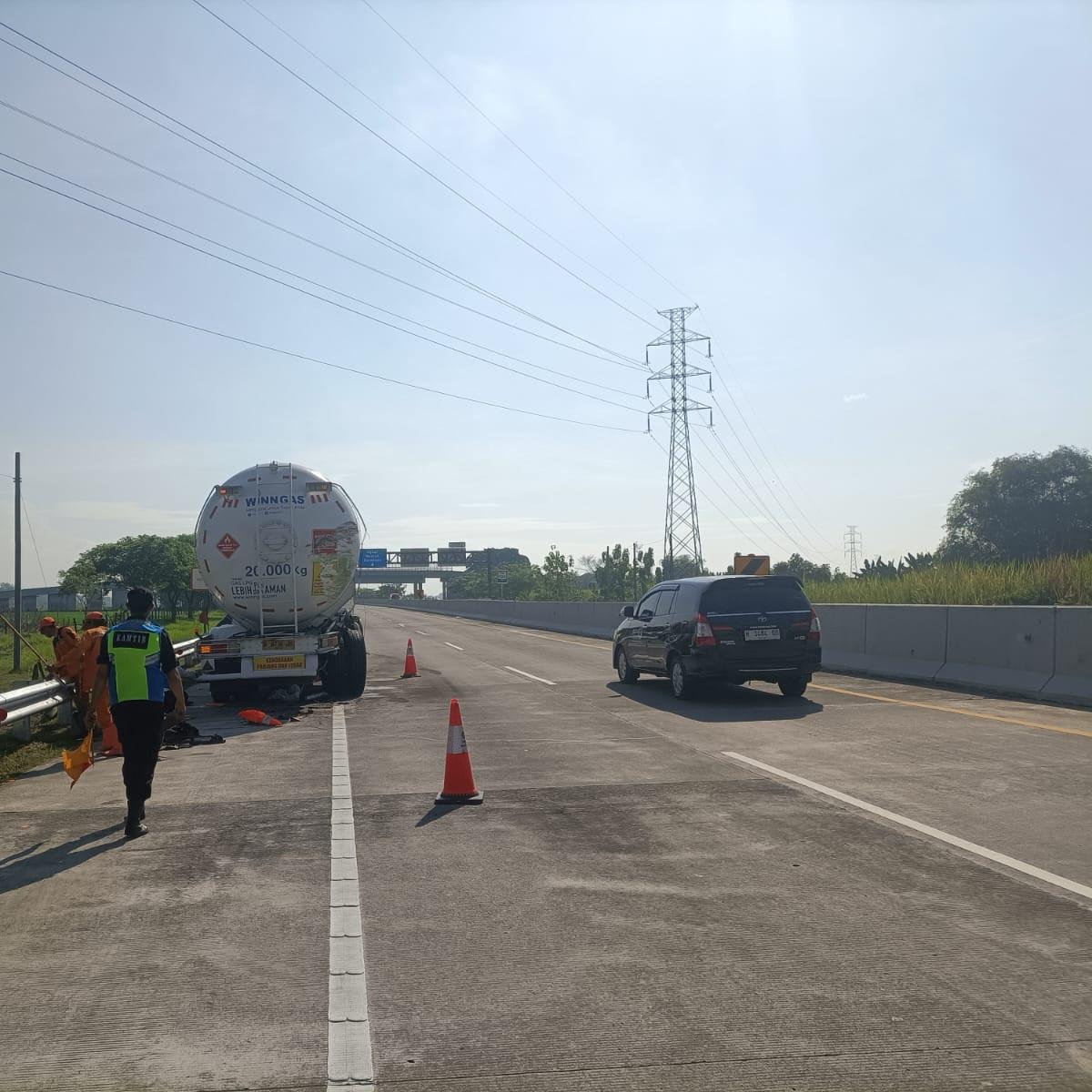 Tiga Kendaraan Terlibat Kecelakaan di Tol Solo-Ngawi