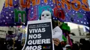 Demonstran mengenakan topeng saat unjuk rasa menentang kekerasan gender di Buenos Aires, Argentina, Sabtu (3/6). Demonstran menuntut agar pemerintah mengambil tindakan tegas terhadap pelaku kekerasan gender. (Foto AP / Natacha Pisarenko)