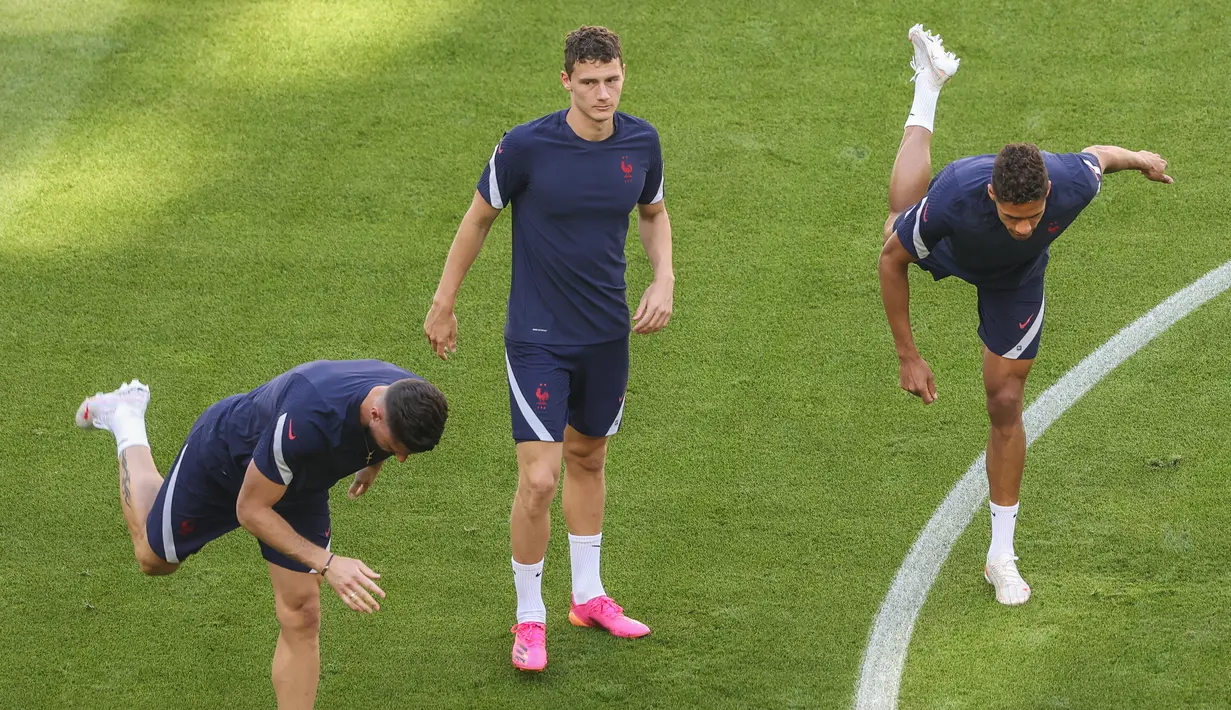 Pemain timnas Prancis, Olivier Giroud (kiri), Benjamin Pavard dan Raphael Varane ambil bagian dalam sesi latihan di Allianz Arena, Senin (14/6/2021). Timnas Prancis akan bertemu lawan yang cukup berat yaitu Jerman di laga perdana Grup F EURO 2020 pada Rabu (16/6) WIB (ALEXANDER HASSENSTEIN/POOL/AFP)