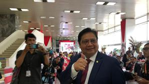 Menperin Airlangga Hartarto tiba di Gedung Nusantara III jelang pelantikan Presiden, Minggu (20/10/2019). (Liputan6.com/Delvira Hutabarat)