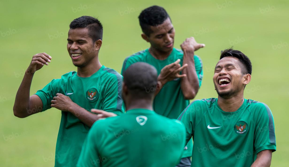 Gelandang serang Timnas Indonesia, Andik Vermansah, tertawa lepas ketika berlatih di Lapangan SPH Karawaci, Banten, Minggu (11/12/2016). (Bola.com/Vitalis Yogi Trisna)
