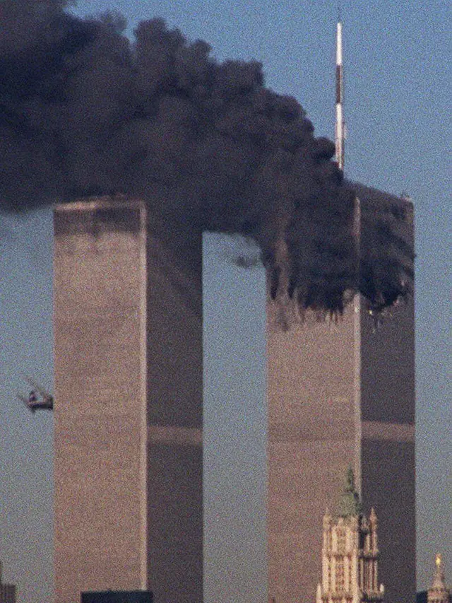 Sebuah jet tabrak World Trade Center (WTC) di New York, Selasa, 11 September 2001. Teroris menabrakkan dua pesawat, dan menara kembar itu 110 lantai runtuh. (AP/Moshe Bursuker)