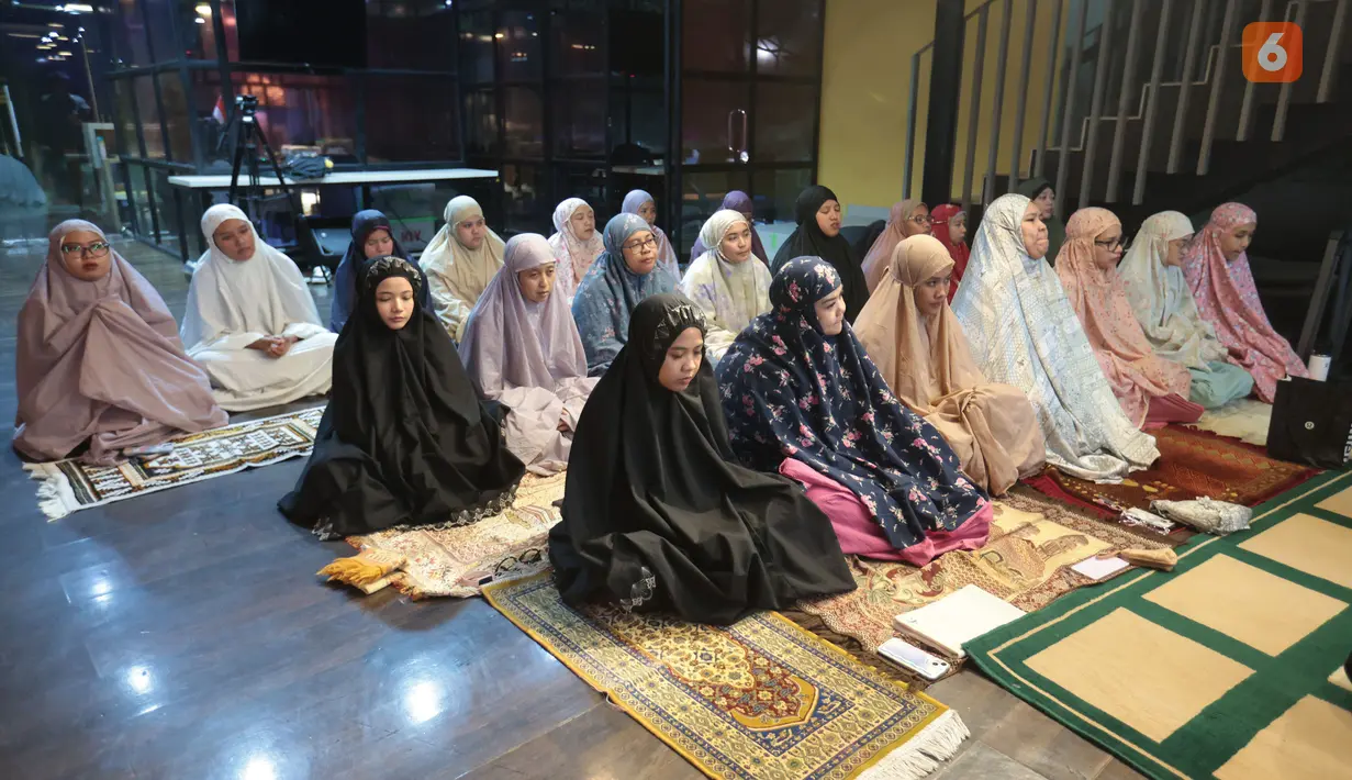 Doa bersama digelar karyawan KLY sebagai bentuk solidaritas dan harapan agar Arie Basuki bersama empat jurnalis serta tiga kru speedboat yang hilang kontak di Selat Sunda segera ditemukan dalam kondisi selamat, Kamis (10/9/2026). (KLY/Budy Santoso)