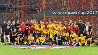 Tim Atletico Madrid merayakan kemenangannya setelah meraih trofi pada final Audy Cup 2017 di Munchen, Jerman (2/8). Atletico menang 5-4 atas Liverpool lewat adu penalti setelah bermain imbang 1-1. (AFP Photo/Christof Stache)