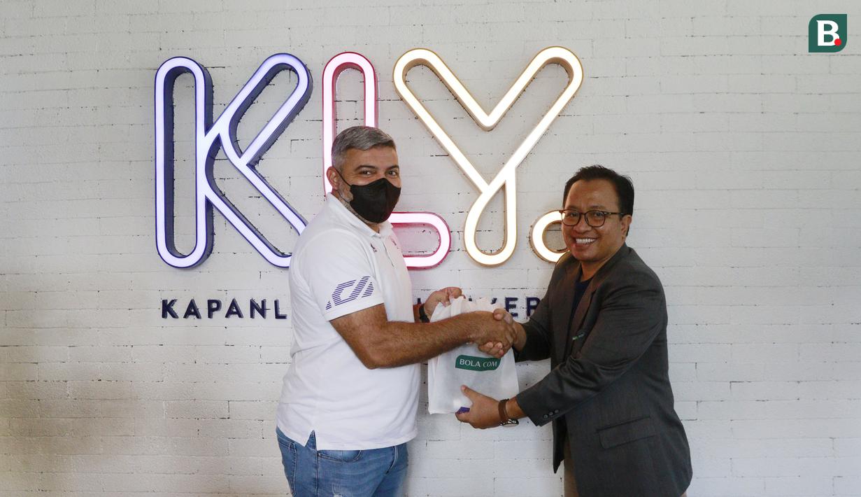 <p>Editor in Chief Bola.com &amp; Bola.net Darojatun (kanan) memberikan cinderamata kepada Direktur Teknik Persik Kediri Danilo Fernando saat kunjungan ke&nbsp;kantor Bola.com, Gondangdia, Jakarta, Senin (07/06/2022). (Bola.com/M Iqbal Ichsan)</p>