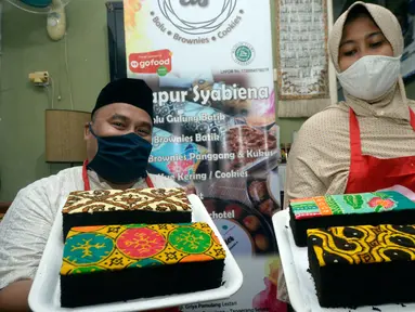 Perajin roti, Diyah Maryatini dibantu suaminya Slamet Ibrohim menunjukkan brownies melted motif batik nusantara di Dapur Syabina, Pamulang, Tangerang Selatan, Banten, Jumat (2/10/2020). Dalam kondisi pandemi Covid-19 , penjualan brownies batik mulai stabil. (merdeka.com/Dwi Narwoko)