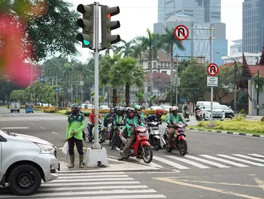 Pengendara sepeda motor melawan arus lalu lintas di perempatan lampu merah kawasan Gondangdia, Jakarta, Senin (29/4/2019). Rendahnya kesadaran tertib berlalu lintas menyebabkan para pengendara nekat melawan arus. (Liputan6.com/Immanuel Antonius)
