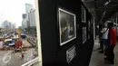 Warga melihat pameran foto kemajuan pembangunan MRT di Jembatan Penyebrangan Orang Bundaran Hotel Indonesia, Jakarta, Minggu (7/5). Pameran bertema Aku, Kamu, Kita #UbahJakarta. (Liputan6.com/Helmi Fithriansyah)