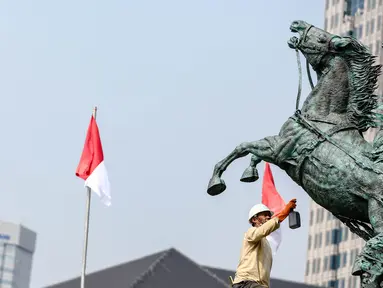 Petugas konservasi melakukan perawatan patung Arjuna Wijaya atau Asta Brata di depan Gedung Kemenpar, Jakarta, Jumat (12/8). Perawatan dilakukan untuk mempercantik Ibu Kota jelang HUT Kemerdekaan RI 17 Agustus mendatang. (Liputan6.com/Faizal Fanani)