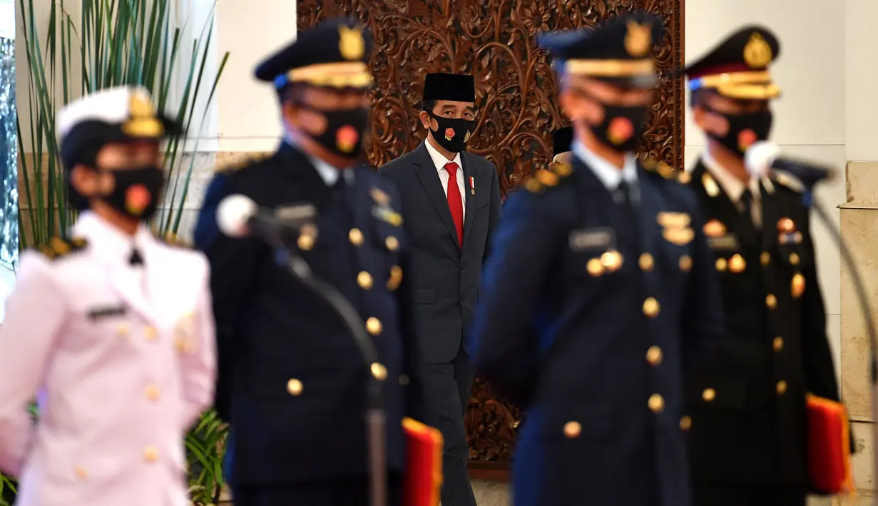 Presiden Joko Widodo (tengah) tiba dalam acara Prasetya Perwira (PRASPA) TNI dan POLRI Tahun 2020 di Istana Negara, Jakarta, Selasa (14/7/2020). Jokowi melantik Prasetya Perwira (Praspa) TNI dan Polri 2020 dengan menerapkan protokol kesehatan. (ANTARA FOTO/Sigid Kurniawan/POOL)