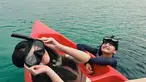 Liburan bareng, Aisyah Aqilah dan Callista Arum memilih untuk mengunjungi Pulau Seribu. Dalam liburannya di pulau, salah satu hiburannya adalah bermain air dan naik kapal. Keduanya pun abadikan momen saat akan menikmati snorkling.  (Liputan6.com/IG/@aisyahaqilahh)