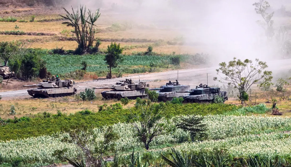 Mulai dari tank LVT-7, KAPA K-61, hingga meriam Howitzer dari Korps Marinir TNI AL. (AP Photo/Tatan Syuflana)