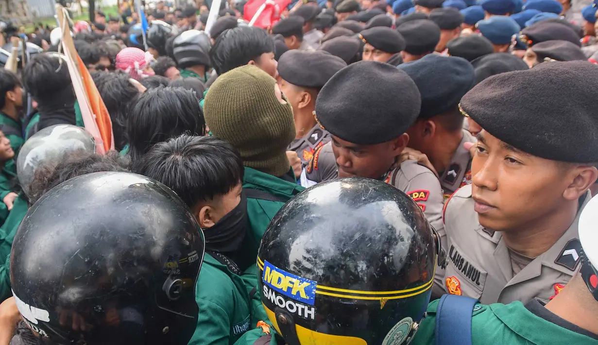 Mahasiswa dari Universitas Muhammadiyah Prof. DR. HAMKA (Uhamka) terlibat aksi saling dorong dengan petugas kepolisian di jalan Sudirman, Jakarta, saat akan berunjuk rasa di kawasan Bundaran Hotel Indonesia, Senin (15/6/2026). (merdeka.com/Arie Basuki)
