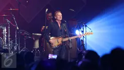 Musisi asal Inggris Sting tampil dengan gitar bas-nya pada hari terakhir pagelaran Java Jazz Festival 2016 di BNI Hall, JIEXPO Kemayoran, Jakarta, Minggu (6/3). Penampilan Sting mampu menutup acara JJF 2016 dengan manis. (Liputan6.com/Herman Zakharia)