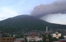 Gunung Gamalama masih erupsi, ratusan bocah terpaksa tidak sekolah