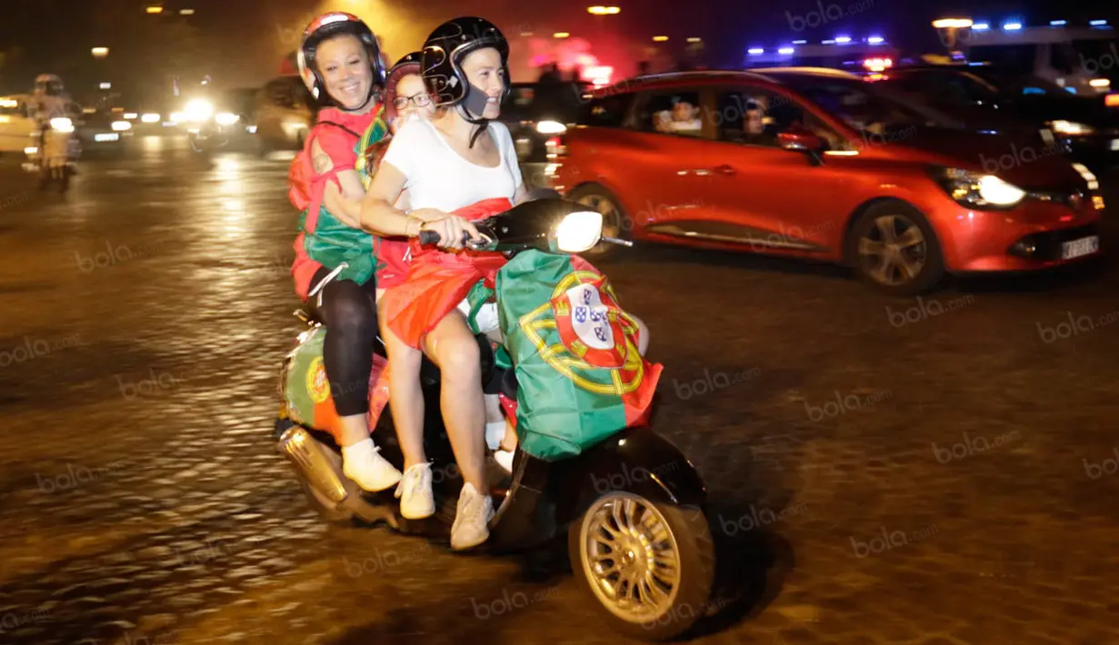 Mulai dari mobil hingga motor para suporter Portugal meramaikan malam di Kota Paris hingga pergantian hari. (Bola.com/Vitalis Yogi Trisna)