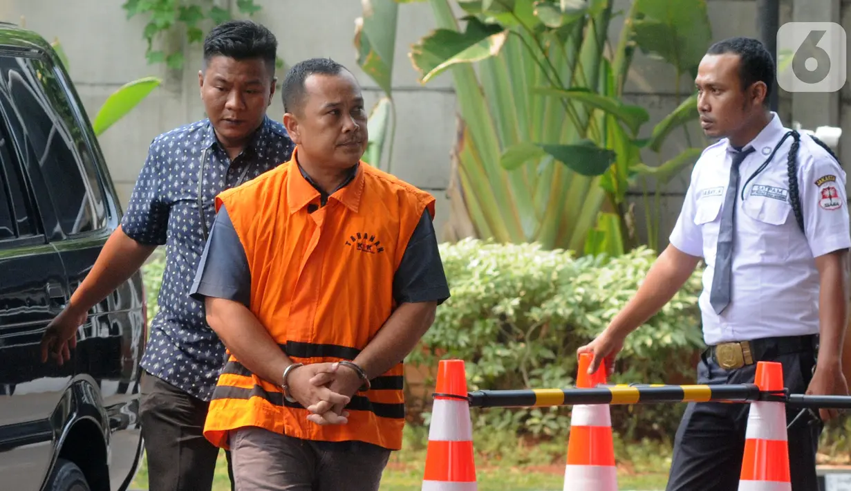 Penyuap Bupati nonaktif Pakpak Bharat Remigo Yolando Berutu, Anwar Fuseng Padang (tengah) tiba di Gedung KPK, Jakarta, Rabu (30/10/2019). Wakil Direktur CV Wendy itu diperiksa sebagai tersangka suap proyek pengaspalan Jalan Simpang Singgabur Namuseng senilai Rp 5,1 miliar. (merdeka.com/Dwi Narwoko)