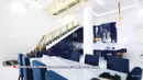 Kalau dinding dengan dominasi warna putih, sedangkan beberapa kursi terlihat dengan warna biru. Begitu juga dengan kitchen set yang berada di bawah tangga. Meja makan sangat panjang mengingat rumah habib banyak tamu yang datang. [Youtube/TRANS7 OFFICIAL]