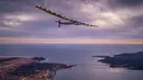 Pesawat Solar Impulse 2 terbang di atas Jembatan Golden Gate, Los Angeles,  23 April 2016. Pesawat yang dikemudikan oleh Bertrand Piccard dan Andre Borschberg dari Swiss  ini akhirnya mendarat di Abu Dhabi. (REUTERS/Solar Impulse 2/Jean Revillard)