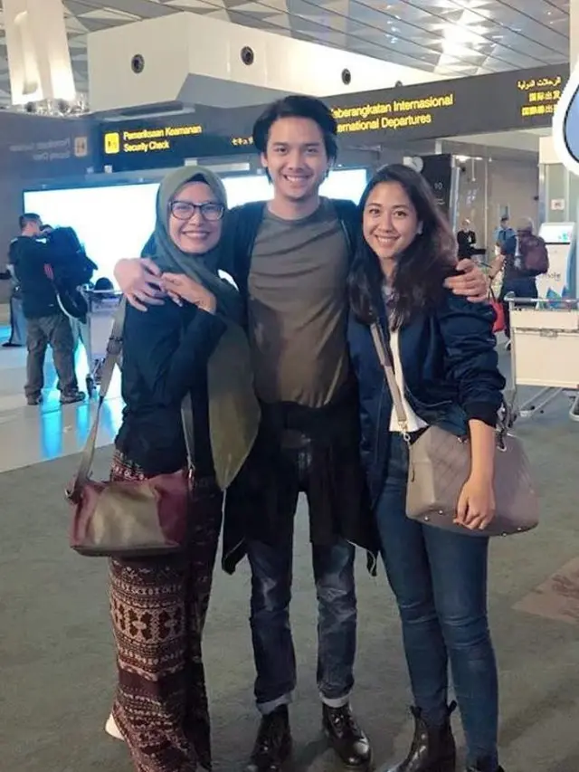 Kepergok Jalan Bareng, Ini 6 Potret Baskara Mahendra Gandeng Mesra Sherina