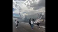 Pesawat American Airlines Terbakar Saat Lepas Landas, Penumpang Selamatkan Diri di Tengah Asap