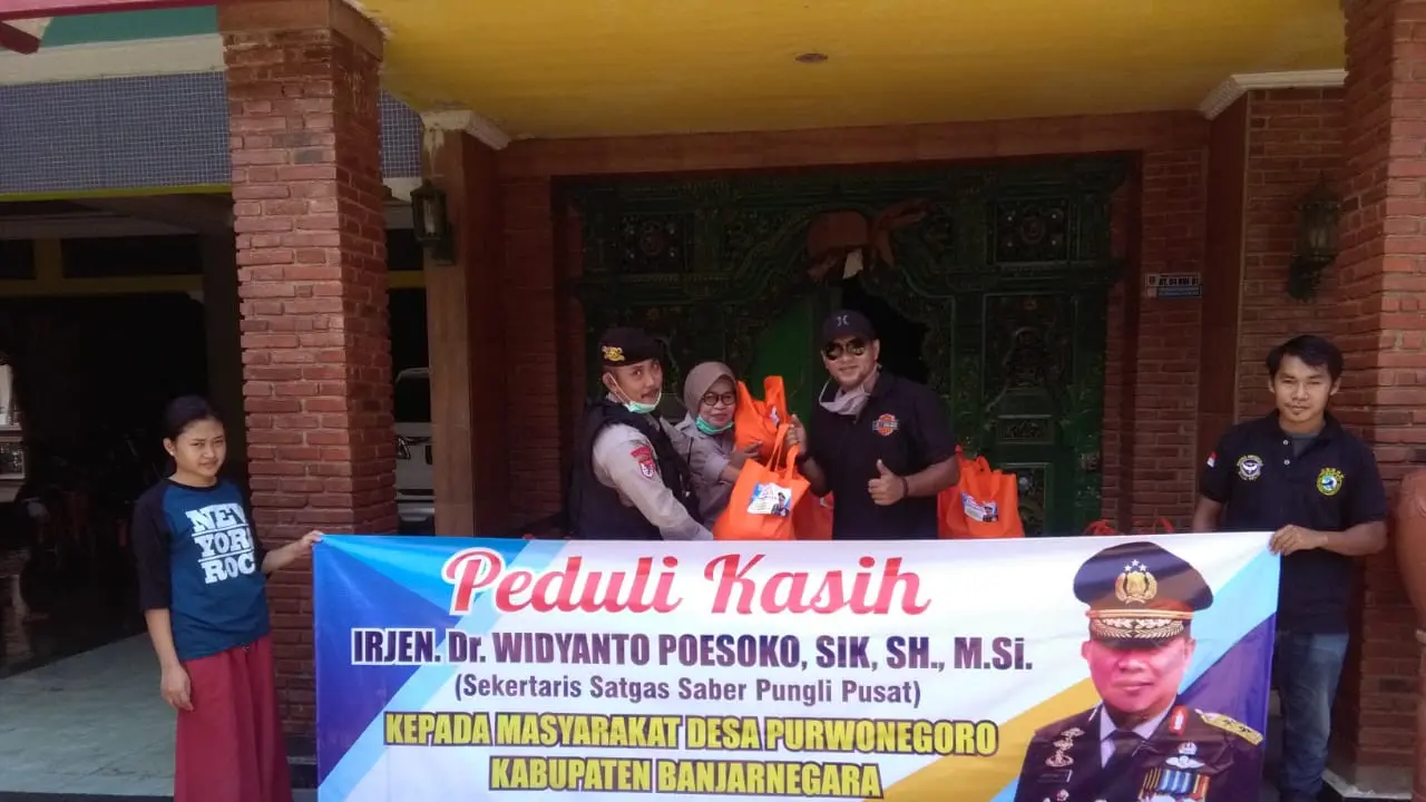 atuan Tugas Sapu Bersih Pungutan Liar Pusat RI (Satgas  Saber Pungli) memberikan sejumlah bantuan kepada masyarakat terdampak wabah corona.