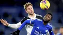 Bek Fulham, Joachim Andersen (kiri) dan penyerang  Leicester City, Kelechi Iheanacho berebut bola pada pekan 10 Liga Inggris 2020-2021 di Stadion King Power, Selasa (1/12/2020) dini hari WIB. Leicester City takluk 1-2 dari tamunya Fulham. (Michael Regan/Pool Photo via AP)