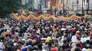 Ribuan peserta mengikuti pawai Cap Go Meh di Bekasi, Jawa Barat, Selasa (19/2). Ribuan peserta tumpah ruah ke jalanan untuk memeriahkan perayaan hari terakhir di Tahun Baru Imlek tersebut. (Merdeka.com/Imam Buhori)