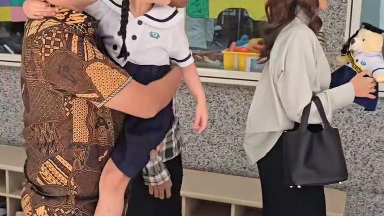 Sarwendah dan Ruben Onsu Terlihat Bersama di Kelulusan TK Anak, Foto Bareng Juga