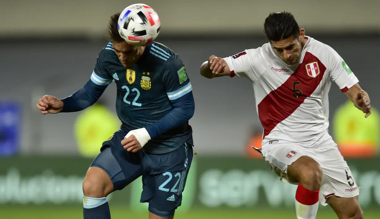 Argentina membuka keunggulan di menit ke-43. Lautaro Martinez sukses mengkonversi umpan cantik yang diberikan oleh Nahuel Molina lewat tandukan kepalanya. Papan skor berubah menjadi 1-0 dan bertahan hingga babak pertama usai. (AP/Gustavo Garello)
