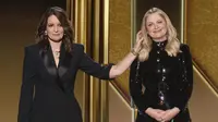 Tina Fey dan Amy Poehler saat menjadi host Golden Globes 2021. (NBC via AP)