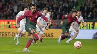 Pemain Timnas Portugal, Cristiano Ronaldo mencetak gol ke gawang Timnas Liechtenstein melalui tendangan penalti pada laga Kualifikasi Euro 2024 yang berlangsung di Jose Alvalade, Lisboa, Portugal, Jumat (24/03/2023) dini hari WIB. CR7 berhasil menorehkan rekor baru sebagai pemain dengan torehan caps internasional terbanyak dalam sejarah. Lewat 197 penampilannya bersama Selecao, ia berhasil melewati rekor striker Kuwait, Bader Al-Mutawa yang sebelumnya memimpin dengan 196 caps. (AP Photo/Armando Franca)
