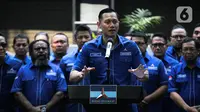 Ketua Umum Partai Demokrat Agus Harimurti Yudhoyono (AHY) menyoroti sejumlah isu politik terbaru dalam jumpa pers awal tahun di DPP Partai Demokrat, Jakarta, Kamis (12/1/2023). AHY berharap tahapan pemilu bisa berjalan dengan lancar hingga 2024. Dia juga meminta agar KPU dan Bawaslu bisa menjalankan amanah sebagai penyelenggara pemilu dengan independen dan netral. (Liputan6.com/Faizal Fanani)