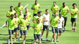 Para pemain Jerman melakukan pemanasan saat mengikuti latihan jelang laga melawan Prancis pada semi-final piala Eropa 2016 di Evian, Prancis, (5/7/2016). (EPA/Arne Dedert)