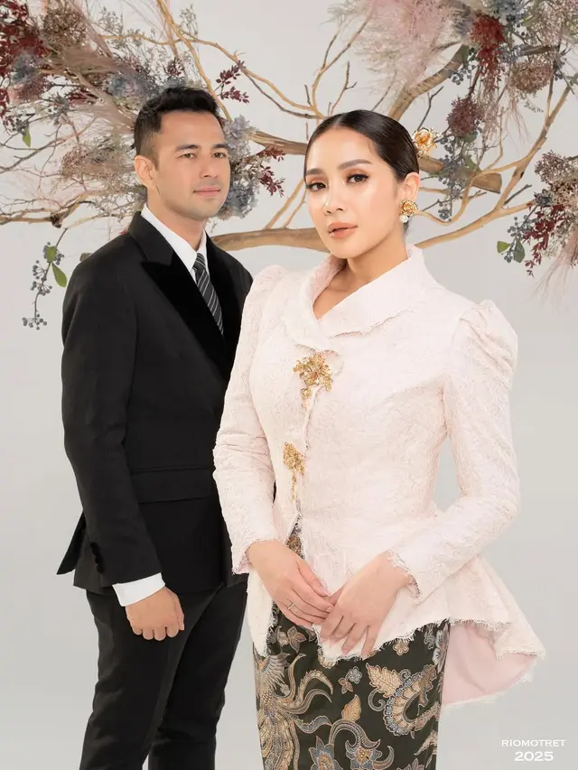 Model Atasan Brokat Bawahan Batik ala Nagita Slavina