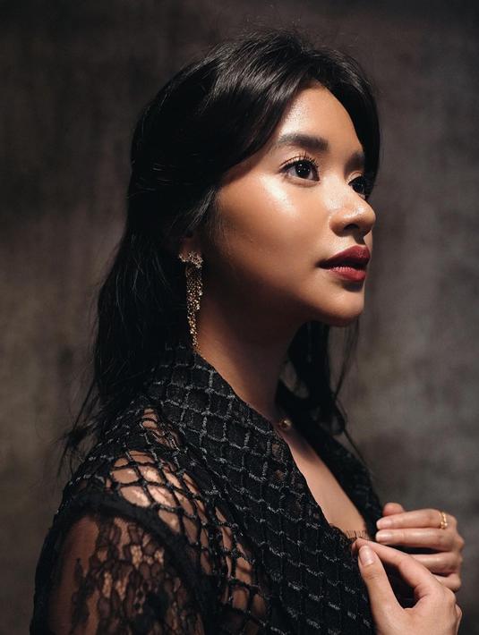 Adira tampil mengenakan balutan kebaya moderen berwarna hitam. Dia memadukannya dengan perhiasan anting dan kalung yang menunjang penampilannya di hari kedua Lebaran.  “Second look for this year’s Eid,” tulisnya di akun Instagramnya. (Instagram/adirakania)