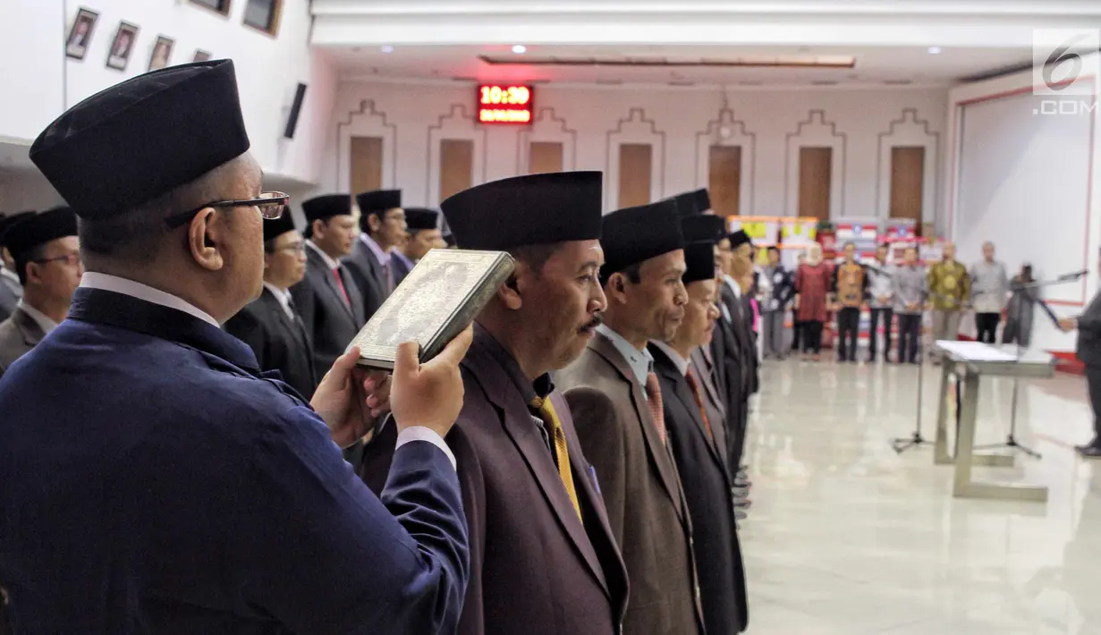 Sebanyak 130 anggota KPU Kabupaten/Kota dari 6 Provinsi masa periode 2018-2023 disumpah saat pelantikan di Gedung KPU RI, Jakarta, Minggu (24/6). (Liputan6.com/Faizal Fanani)