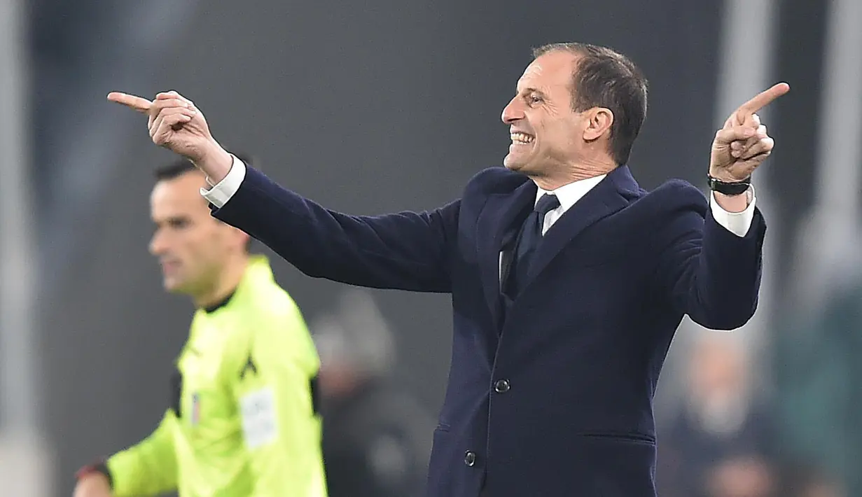 Pelatih Juventus, Massimiliano Allegri, saat melawan Inter Milan pada laga Serie A di Stadion Allianz, Turin, Jumat (7/12). Juventus menang 1-0 atas Inter Milan. (AP/Andrea Di Marco)