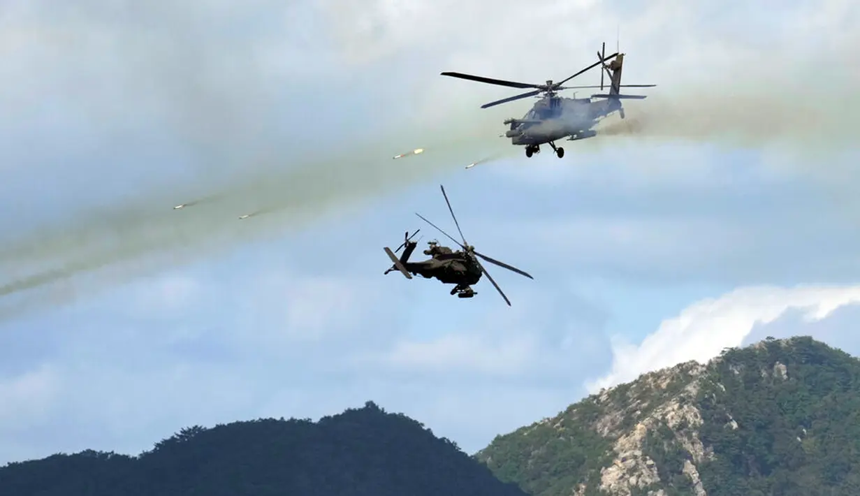 Helikopter Apache tentara Korea Selatan menembakkan roket saat demonstrasi tembakan dan manuver langsung pada acara Defense Expo Korea di Pocheon, Korea Selatan, Selasa (20/9/2022). Defense Expo Korea adalah pameran industri pertahanan yang akan diadakan di Goyang dari 21-25 September. (AP Photo/Lee Jin-man)