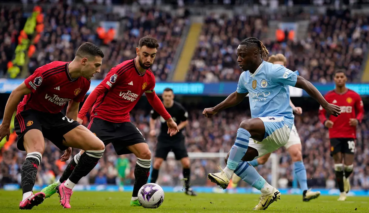 Sementara, Manchester United hanya mampu meluncurkan dua kali tendangan dengan satu tepat mengarah gawang Manchester City. (AP Photo/Dave Thompson)