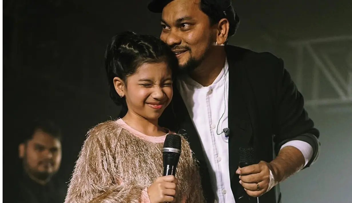 Tompi mengajak putrinya, Cut Malaka Ayesha tampil di Bistar Jazz Traffic Festival 2019, di Atlantis Land Surabaya. (Liputan6.com/IG/@dr_tompi)