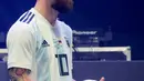 Kapten tim nasional Argentina, Lionel Messi berpose dengan Telstar 18, bola resmi Piala Dunia 2018 Rusia, di Moskow, Kamis (9/11). Messi yang sedang berada di Rusia didapuk untuk menjadi ikon yang meluncurkan bola resmi itu. (AP Photo/Oleg Shalmer)