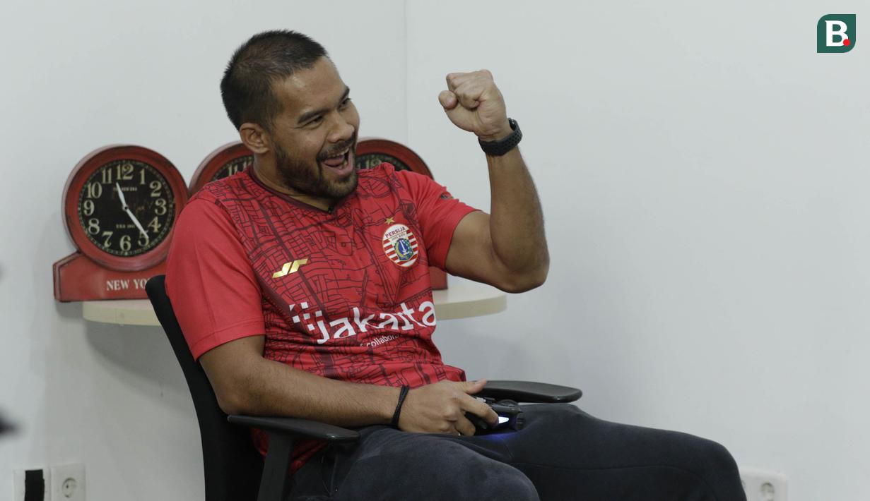 Pemain Persija Jakarta, Andritany Ardhiyasa, saat bermain FIFA 20 di Kantor KLY, Gondangdia, Jumat (26/6/2020). Andritany berhasil menjadi juara BOLA Esports Challenge setelah mengalahkan Rizky Darmawan dengan skor 8-0. (Bola.com/M Iqbal Ichsan)