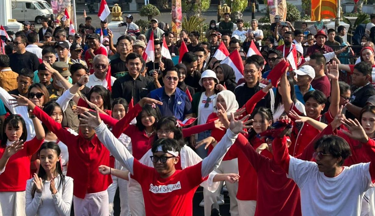 Ketua Umum PSSI, Erick Thohir, didampingi Wakil Ketua Umum PSSI, Ratu Tisha dan Wali Kota Surabaya, Eri Cahyadi menyaksikan warga yang sedang senam dalam rangkaian acara Trophy Experience Piala Dunia U-17 2023 di Surabaya, Minggu (29/10/2023). (Dok. SCM)