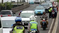 Petugas kepolisian memeriksa kelengkapan surat pengendara motor saat Operasi Zebra Jaya 2017 di Daan Mogot, Jakarta, Selasa (7/11). Operasi Zebra yang digelar 1 November- 14 Desember 2017. (Liputan6.com/Johan Tallo)